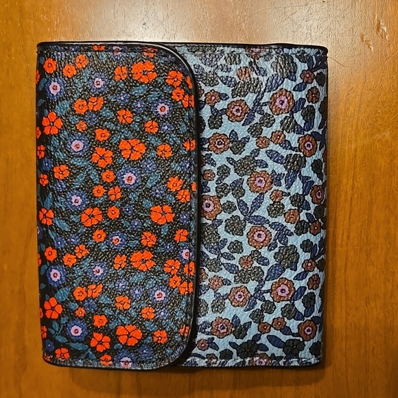 Coach Trifold Wallet. - Picture 2 of 8